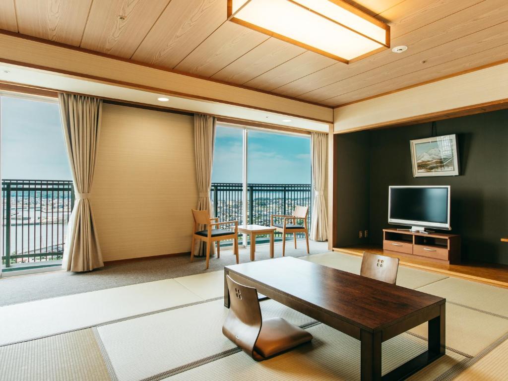 TV a/nebo společenská místnost v ubytování KAMENOI HOTEL Setouchi Hikari
