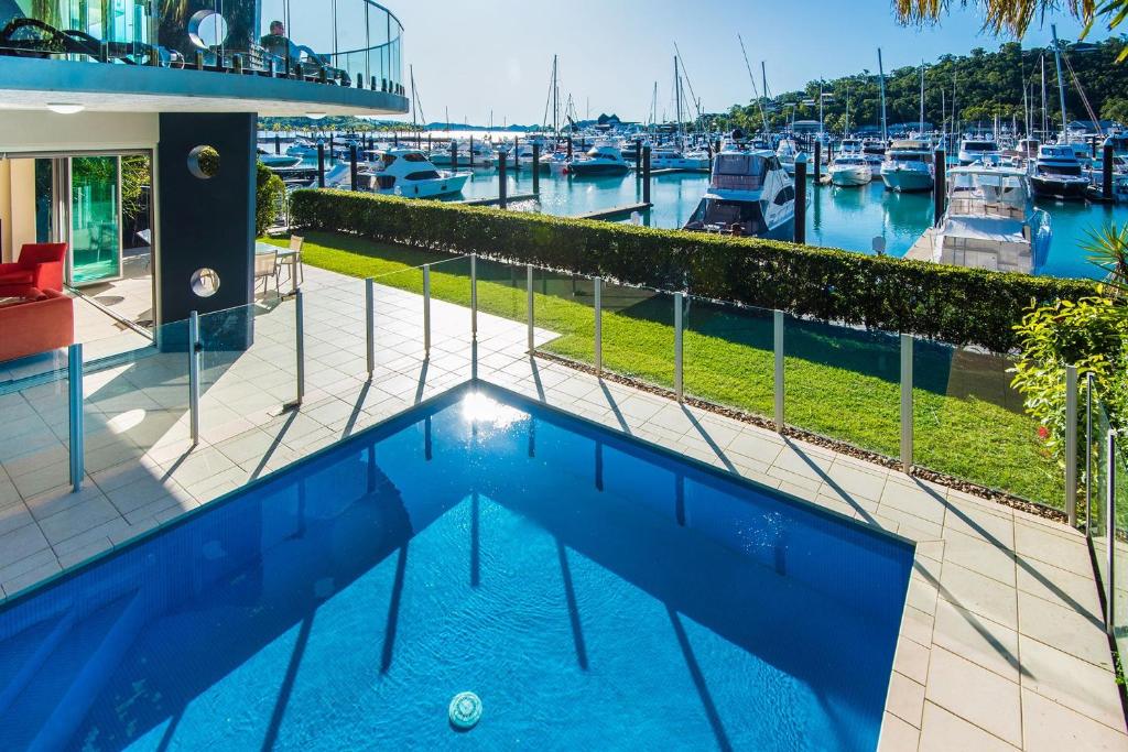 uma piscina em frente a uma marina em Pavillions 1 - NEW Waterside Luxury with pool em Hamilton Island