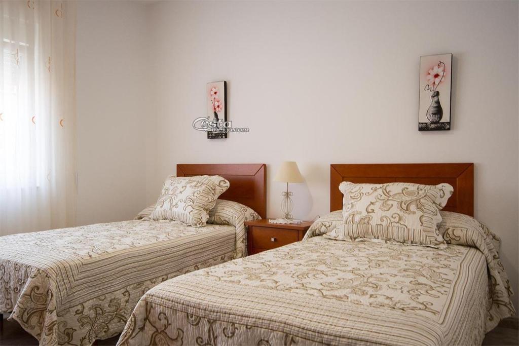 フィニステレにあるApartment - 3 Bedrooms with Sea views - 04559のベッドルーム1室(ベッド2台、ランプ付きテーブル付)