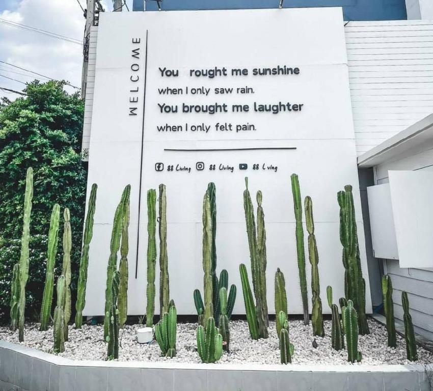 ein Zeichen vor einer Gruppe von Kaktus in der Unterkunft 88 Living in Bangkok