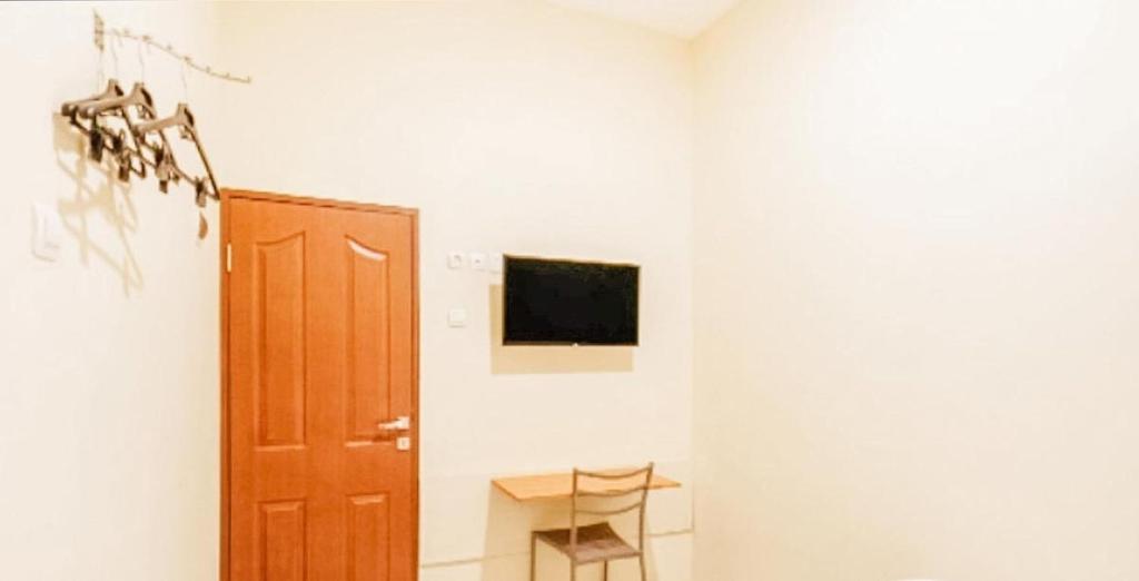 TV a/nebo společenská místnost v ubytování RedDoorz near BG Junction Surabaya