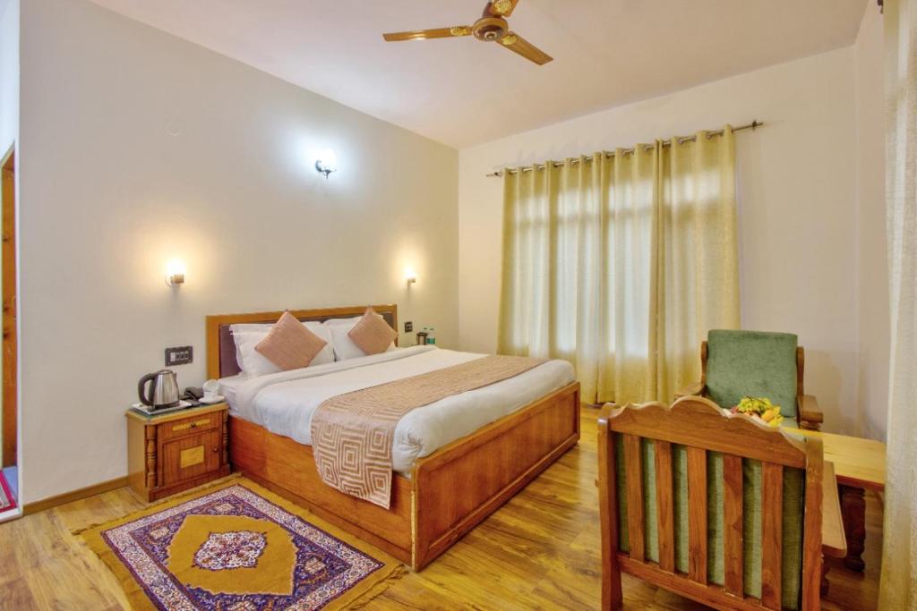 Postel nebo postele na pokoji v ubytování Ayushman Hotels