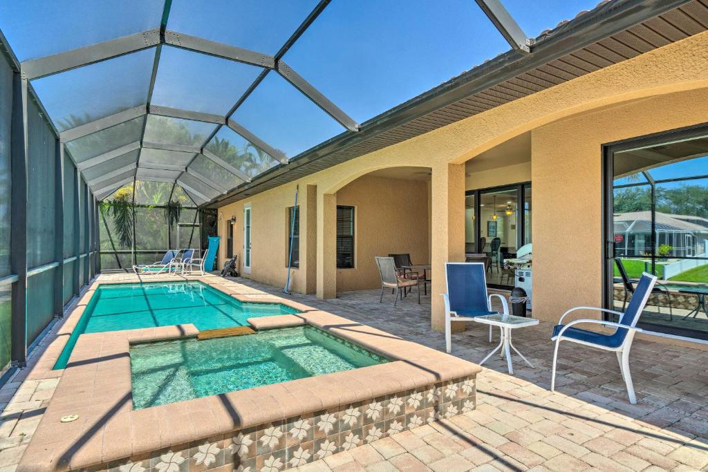 Piscina de la sau aproape de Private Pool and Grill Canalfront Cape Coral Home