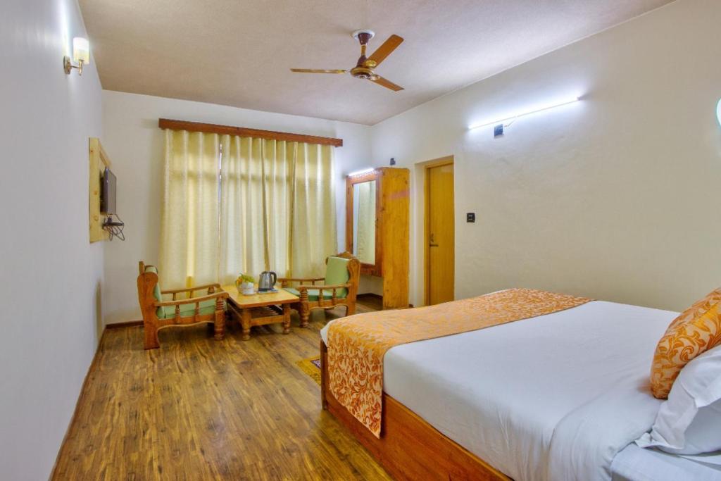 Postel nebo postele na pokoji v ubytování Ayushman Hotels