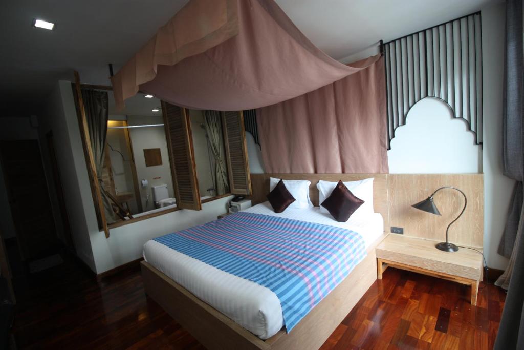 Postel nebo postele na pokoji v ubytování Nakorn De Sukhothai Hip Hotel
