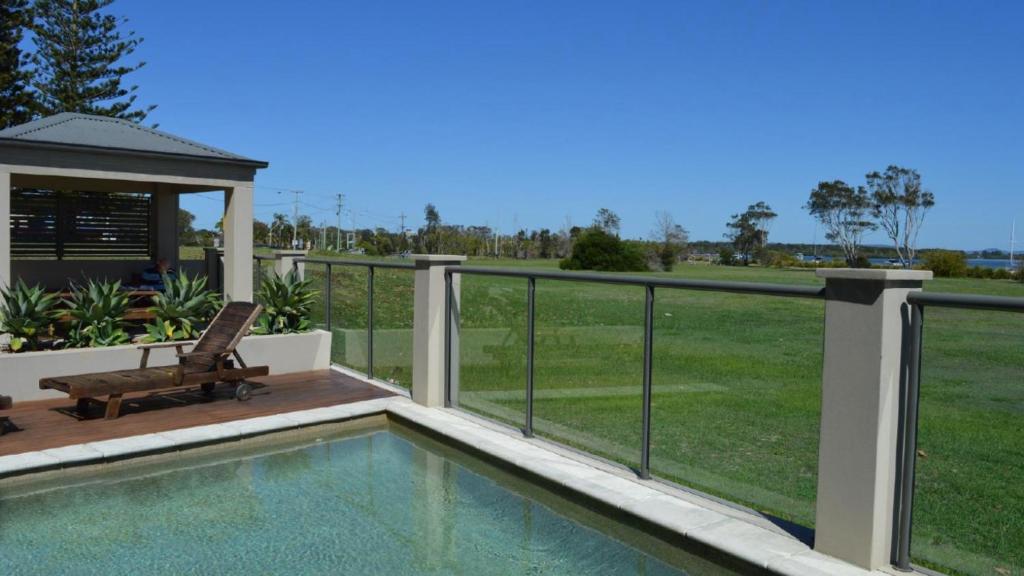 Bazén v ubytování Watermark 5 Luxury Riverview Apartments nebo v jeho okolí