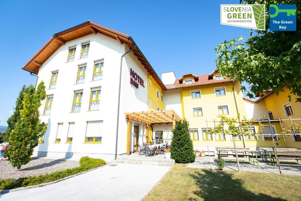 un gran edificio blanco con techo rojo en Hotel Bau Maribor en Maribor