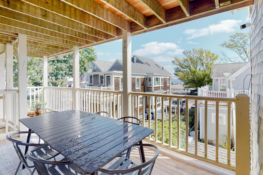 Un patio con una mesa y sillas en una terraza. en The Grey Lady, en Provincetown