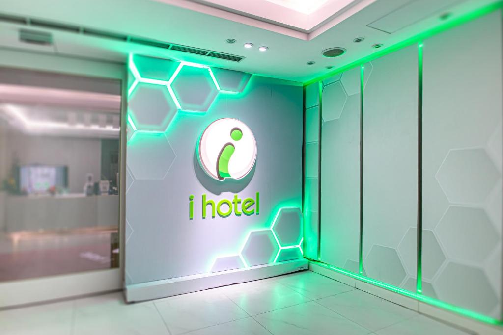 um quarto com uma placa de i hotel na parede em i hotel - Taoyuan em Taoyuan