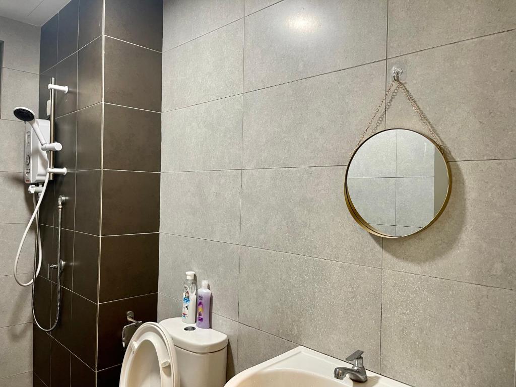 een badkamer met een toilet, een wastafel en een spiegel bij Meritus Residensi, Prai Penang in Perai