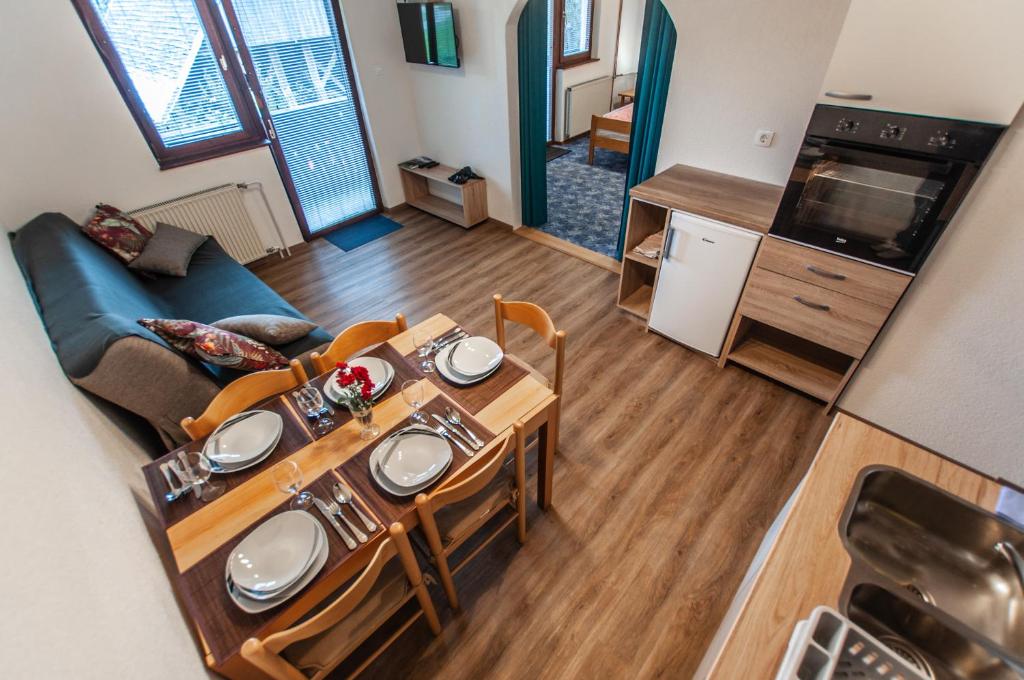 vistas panorámicas a una sala de estar con mesa y sillas en Apartments Jože Pekovec, en Bohinj