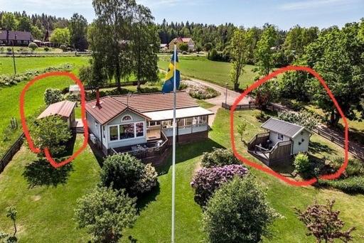 una vista aérea de una casa con anillos rojos alrededor en Two small Guest houses by lake rent out as One en Hjo