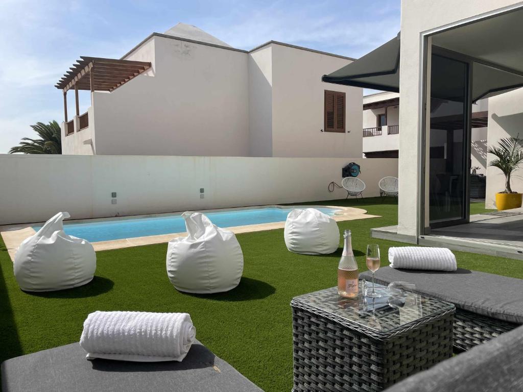 Bazén v ubytování Holyhome villa cinema perfect for families nebo v jeho okolí