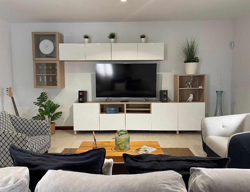 TV a/nebo společenská místnost v ubytování Holyhome villa cinema perfect for families