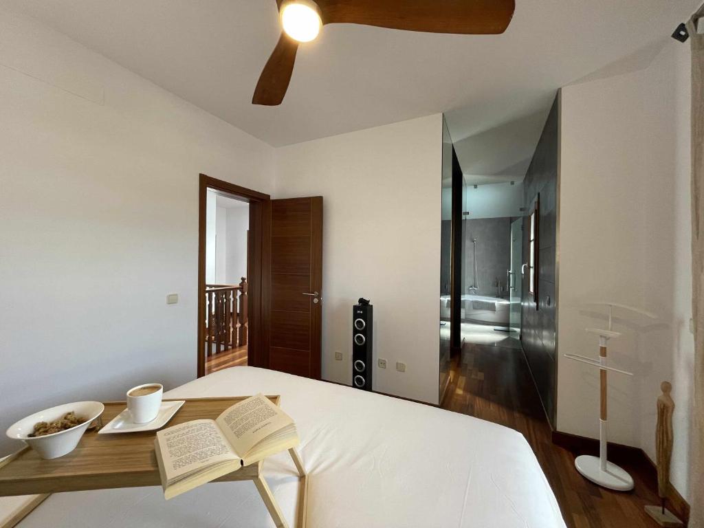 Postel nebo postele na pokoji v ubytování Holyhome villa cinema perfect for families