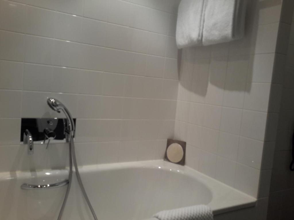 Koupelna v ubytování Korifi Suites Adults Only