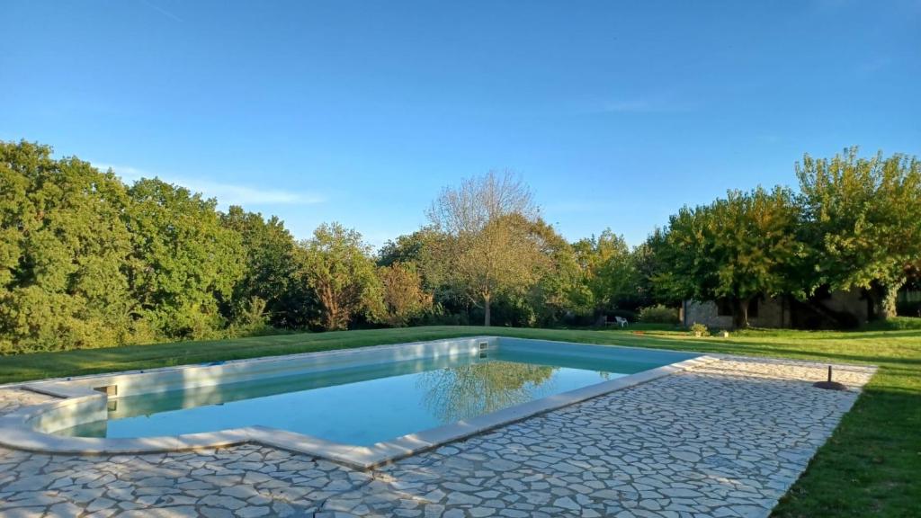 Bazén v ubytování Agriturismo Canonici nebo v jeho okolí