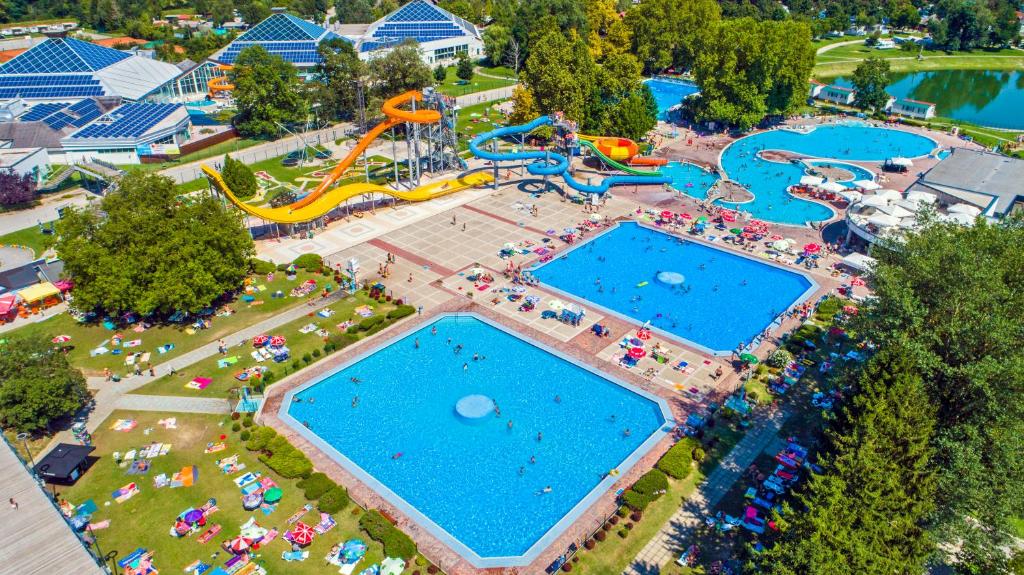 Bazén v ubytování Terme Village - Mobile Homes nebo v jeho okolí