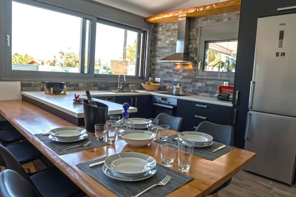 Kuchyňa alebo kuchynka v ubytovaní Thermis Luxury Villa, Loutraki