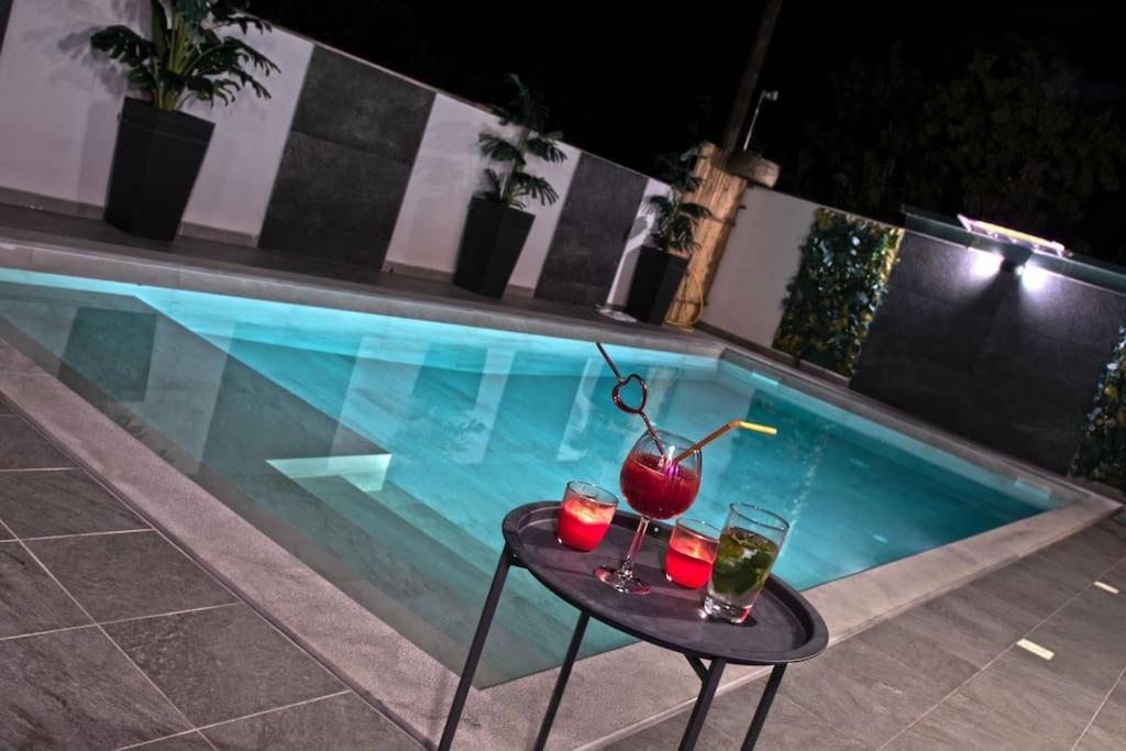 Bazén v ubytovaní Thermis Luxury Villa, Loutraki alebo v jeho blízkosti