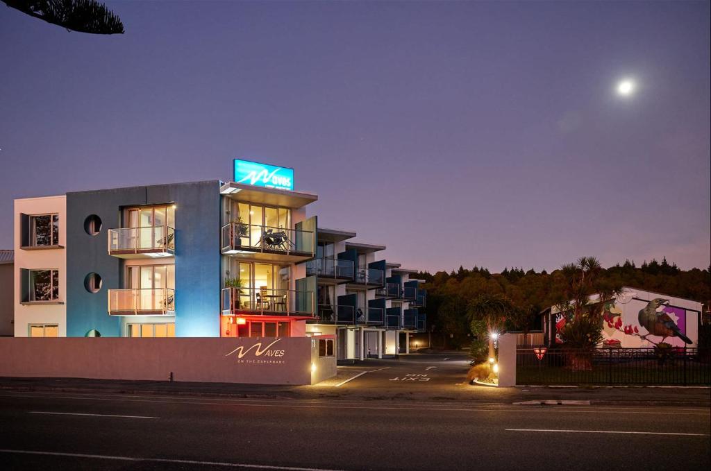 Waves on the Esplanade - Resim 22