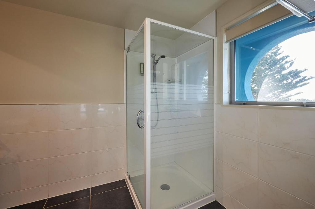 Waves on the Esplanade - Resim 23