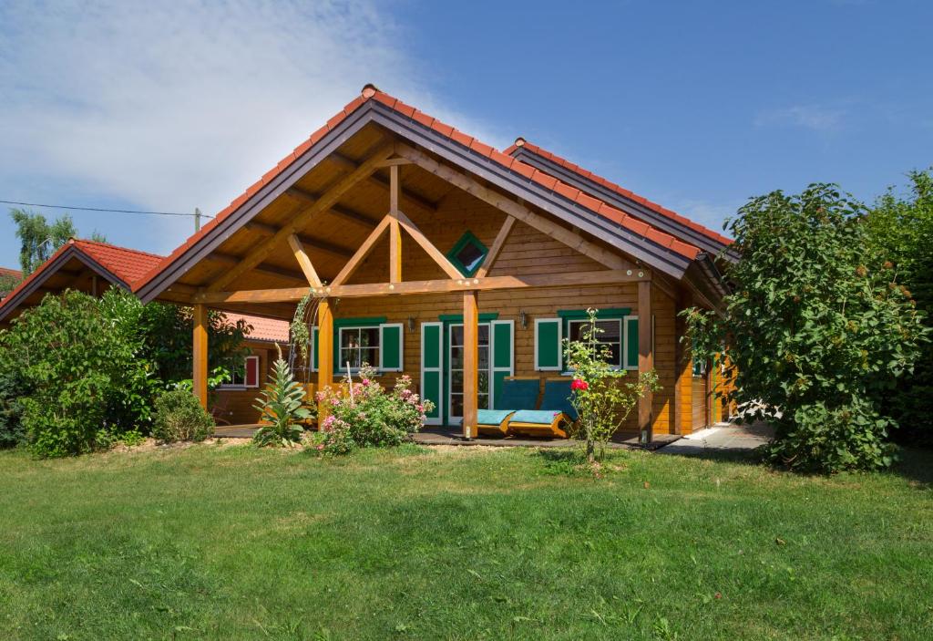 uma pequena casa de madeira com um quintal verde em Ferienhof Schwehr em Salem