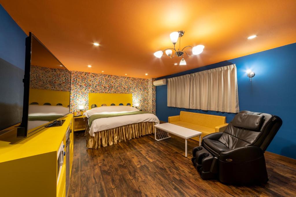 ein Hotelzimmer mit einem Schlafzimmer mit einem Bett und einem TV in der Unterkunft Koriyama Flower Style in Tenri