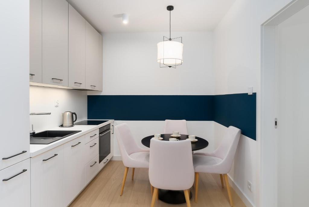 Kuchyňa alebo kuchynka v ubytovaní FARO Apartamenty Polanki Aqua 4 BASENY w cenie POOLS im Preis