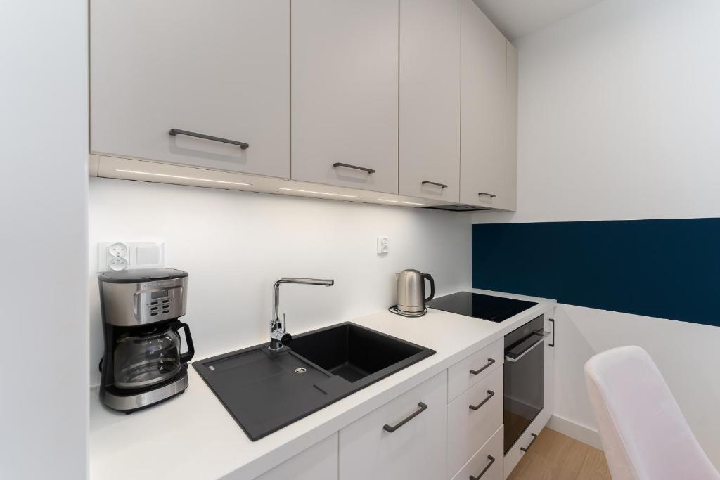 Kuchyňa alebo kuchynka v ubytovaní FARO Apartamenty Polanki Aqua 4 BASENY w cenie POOLS im Preis
