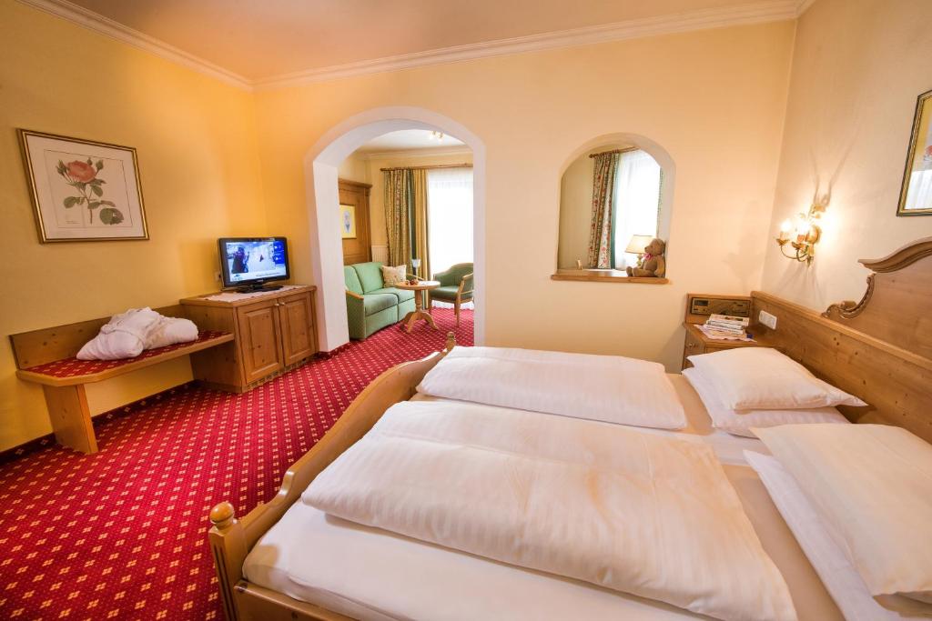 Postel nebo postele na pokoji v ubytování Landhotel Römerhof