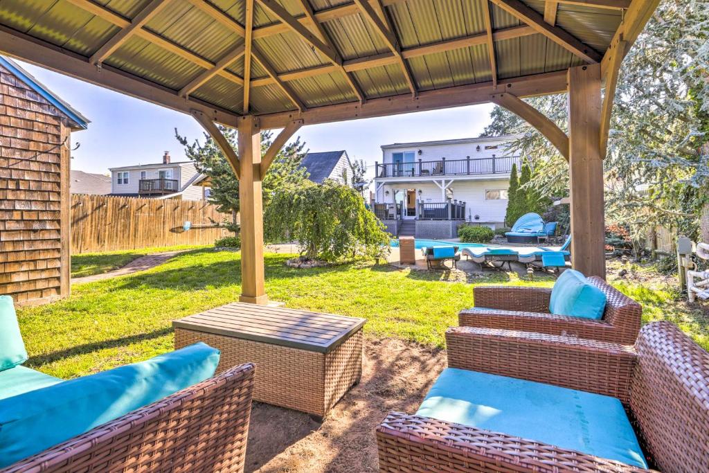 Posezení v ubytování New Haven Gem with Private Pool, Walk to Beach!