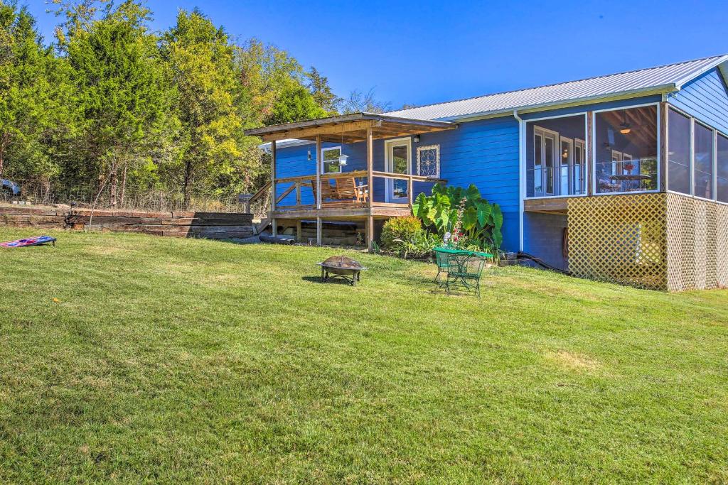 ein blaues Haus mit einem Garten davor in der Unterkunft Granvilles Blue Cottage Porch and River View! 