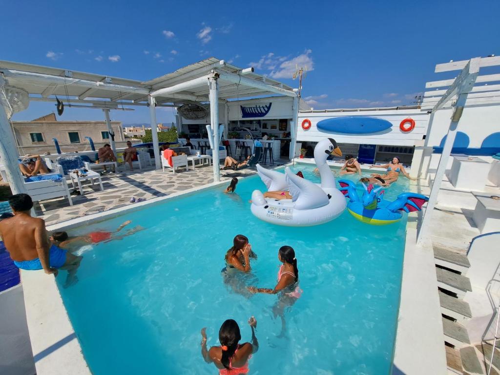 um grupo de pessoas na piscina de um resort em Naval Hotel Aegina em Aegina Town
