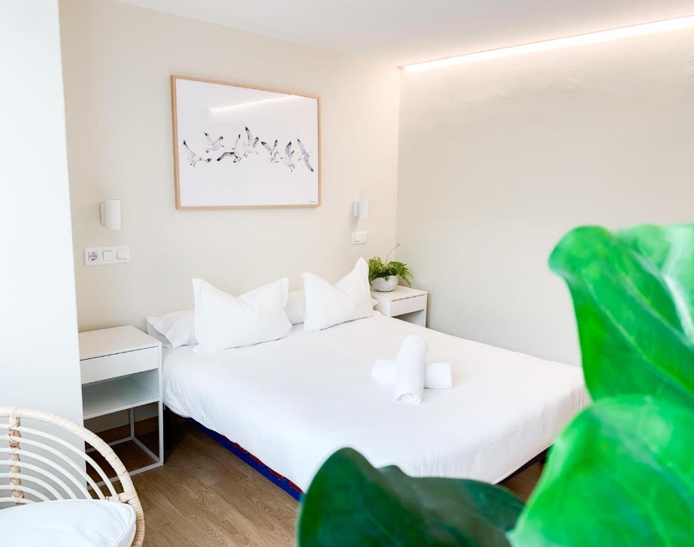 Hotel Celta في فيغو: غرفة نوم بسريرين ومرآة