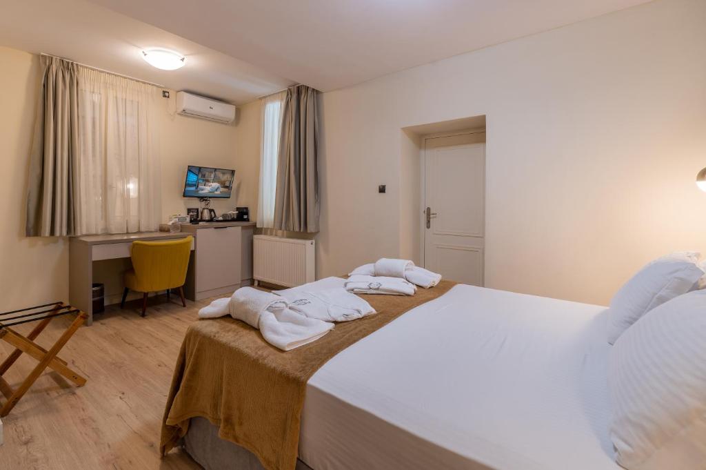 Postel nebo postele na pokoji v ubytování Plaka Arch Suites