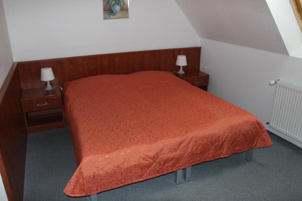 Postel nebo postele na pokoji v ubytování Wellness hotel Harrachovka