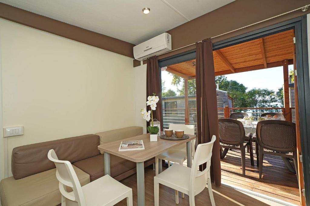Een zitgedeelte bij Fornella Camping & Wellness family resort