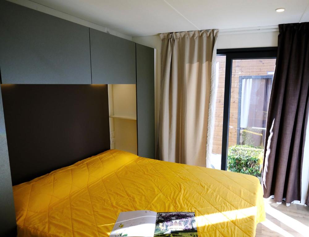 Een bed of bedden in een kamer bij Fornella Camping & Wellness family resort