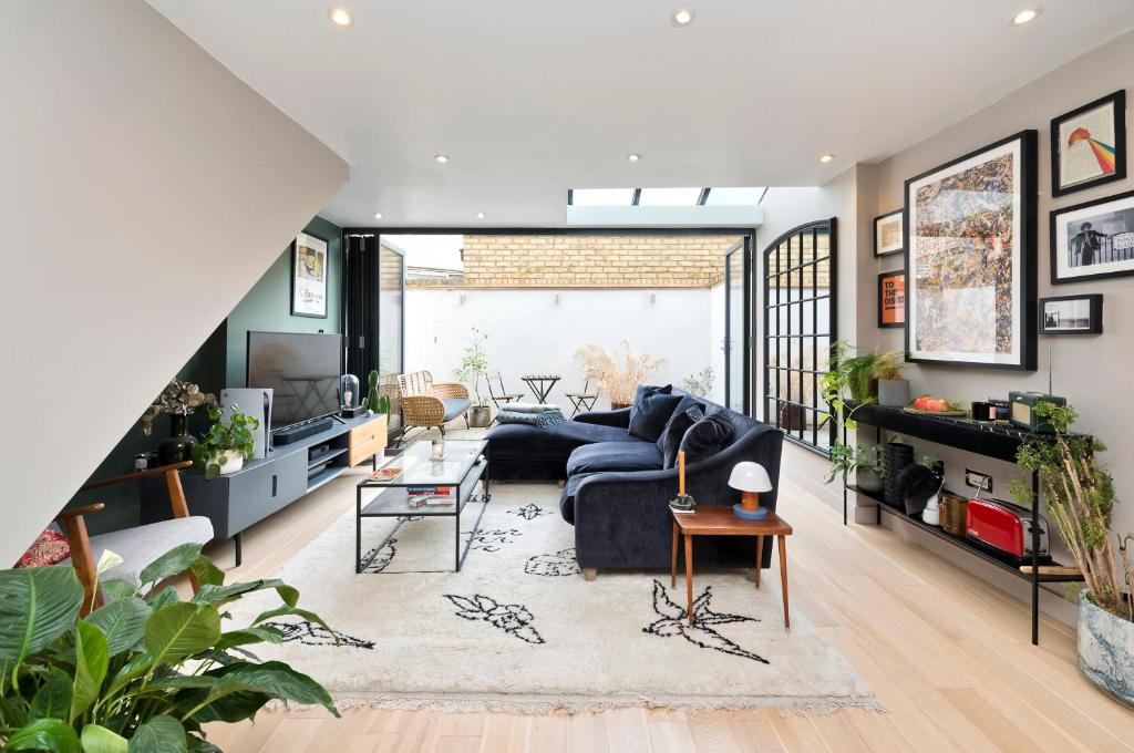 Contemporary flat with private patio in Primrose Hill by UnderTheDoormat, London (updated prices