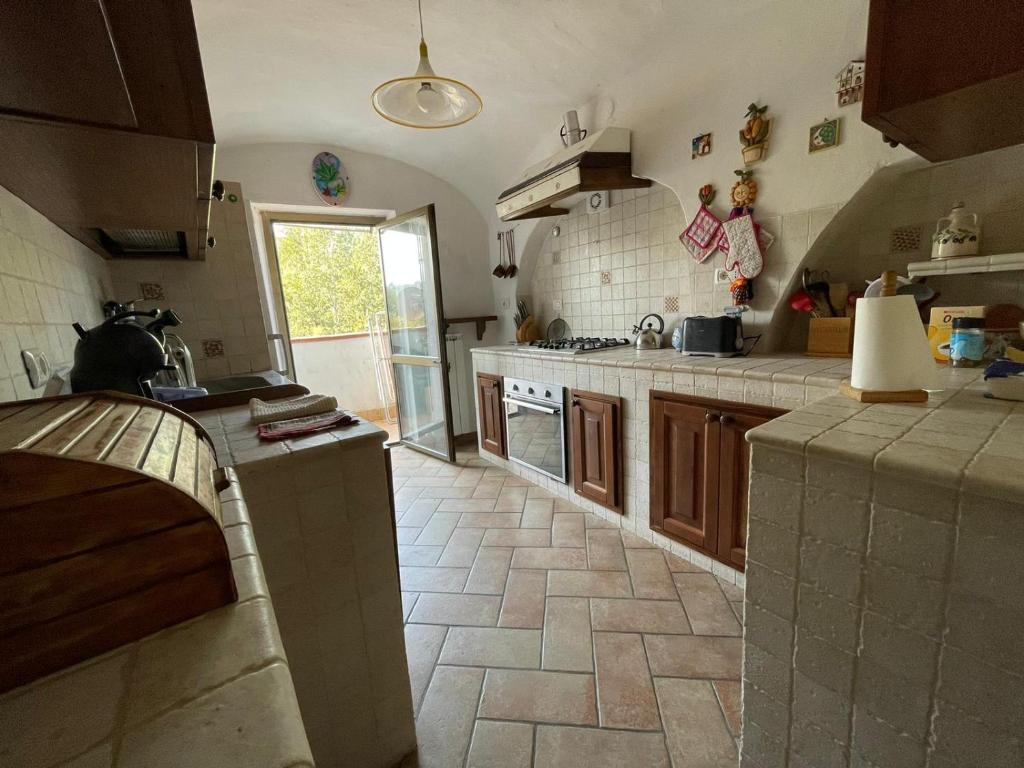 Kuchyňa alebo kuchynka v ubytovaní Casa vacanza Pegrini nel centro storico di Gavi