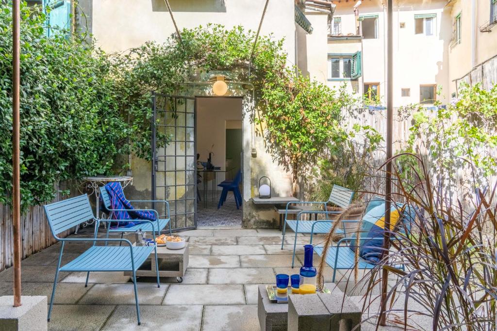 eine Terrasse mit Stühlen und Pflanzen in einem Gebäude in der Unterkunft Memory Atelier - apartment in Florence in Florenz