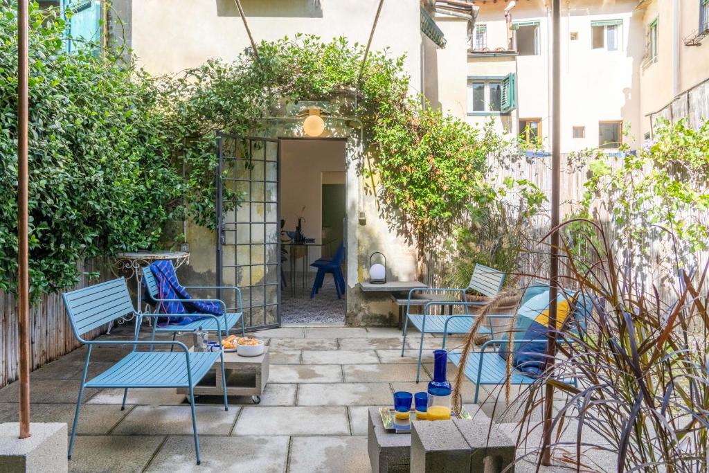 een patio met stoelen en planten in een gebouw bij Memory Atelier - apartment in Florence in Florence