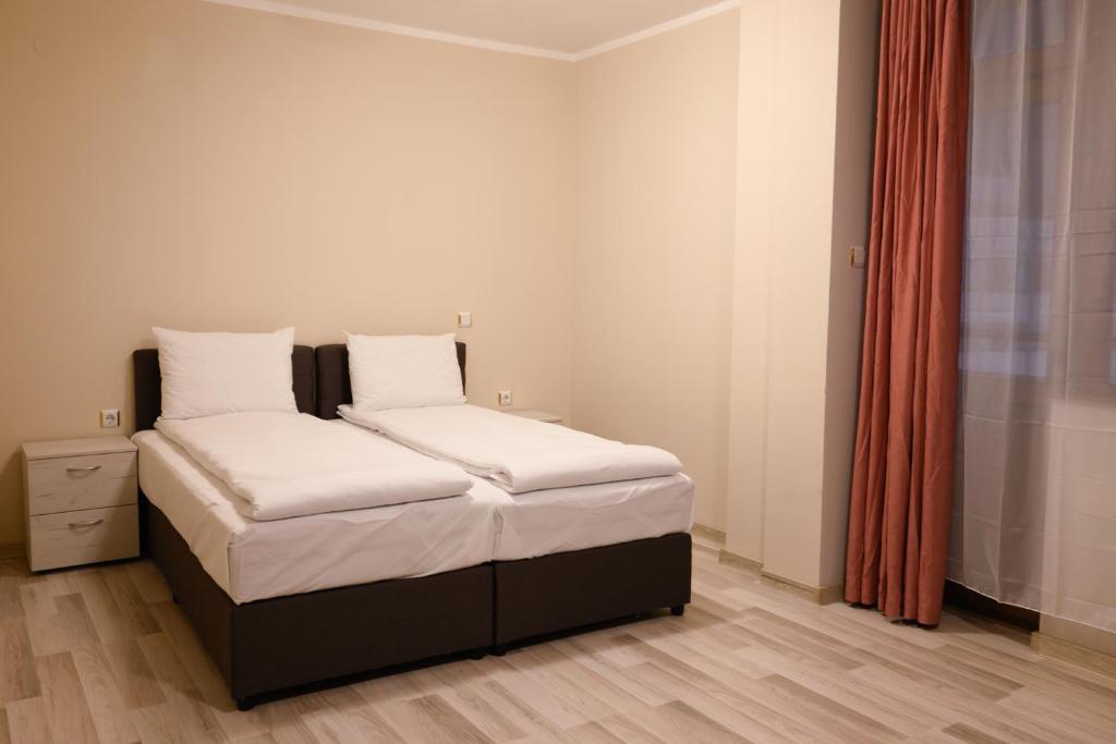 Postel nebo postele na pokoji v ubytování Hotel Leda
