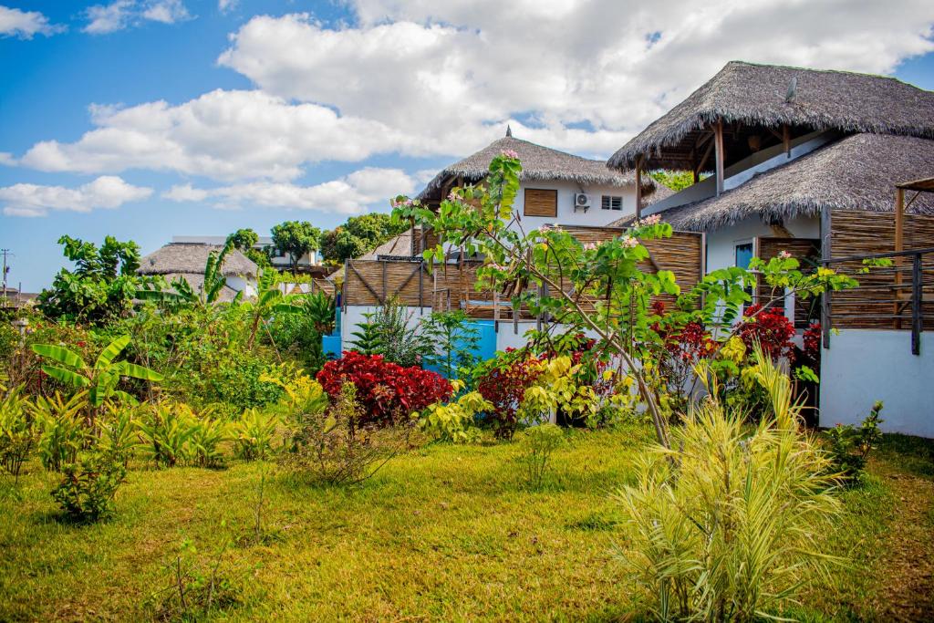 una casa con un jardín delante de ella en Tiako Villas en Ambondrona