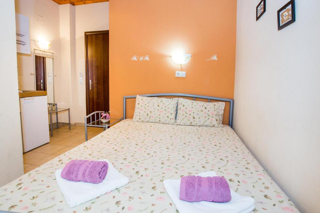 Postel nebo postele na pokoji v ubytování STUDIOS NIKOS