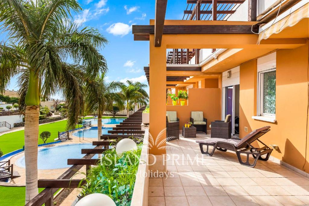 een villa met uitzicht op het zwembad bij 4x Bedrooms Poolside Apartment in Amarilla Golf in San Miguel de Abona