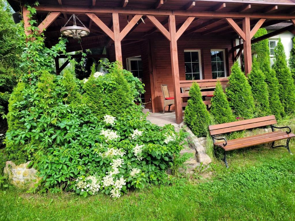 Vonkajšia záhrada v ubytovaní Familienurlaub 8 Personen Ferienhaus Polen Urlaub Insel Wolin Ostsee Ferienwohnung