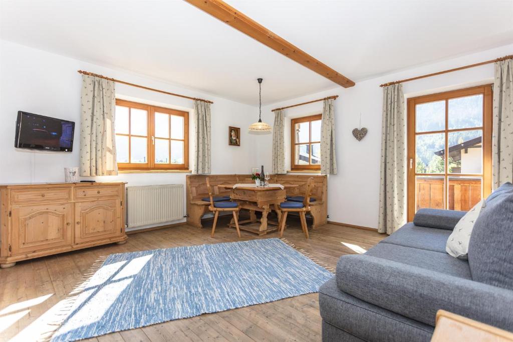 ein Wohnzimmer mit einem Sofa und einem Tisch in der Unterkunft Haus Pfistererbauer in Brixen im Thale