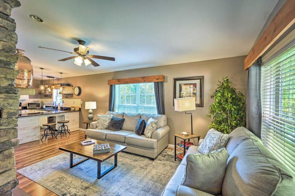 uma sala de estar com um sofá e uma mesa em Catskills Home with Yard and Media Room, Near Hiking em East Durham